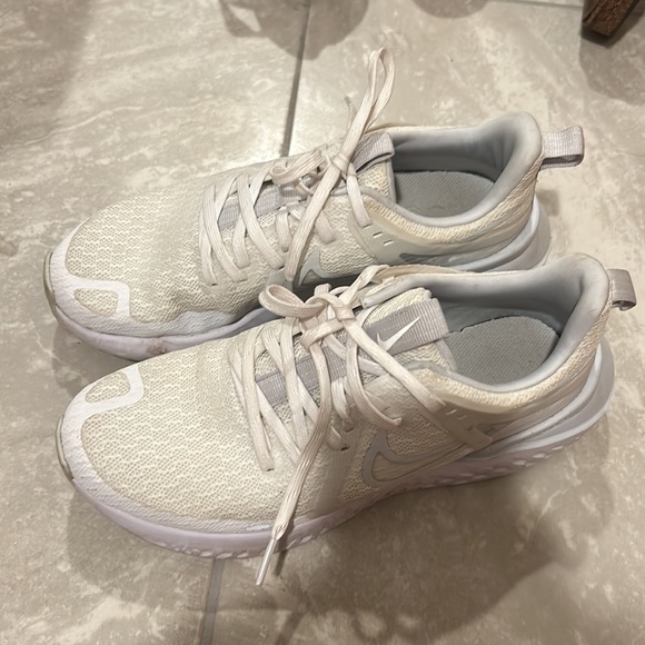 Almost NEW with Box Nike US7 Legend React 2 - Picture 10 of 10